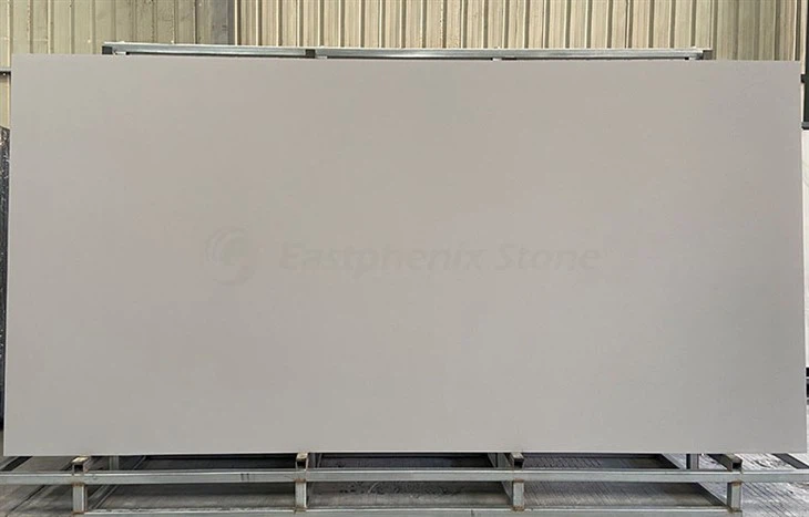 Великі плити з чистого сірого світлого спеченого каменю